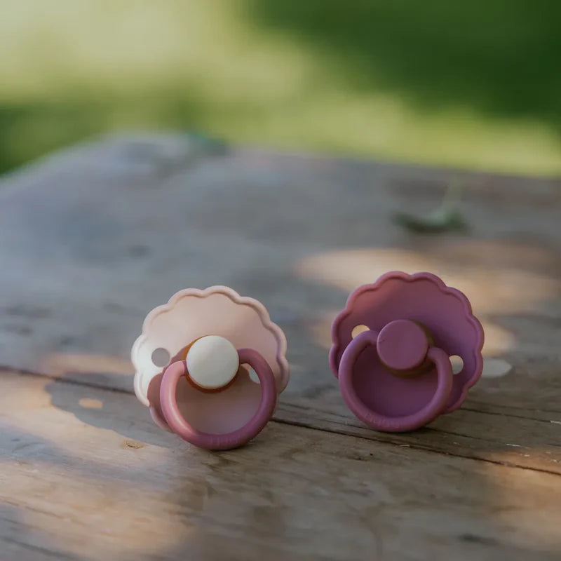 FRIGG Daisy - Round Latex Pacifier - Cedar